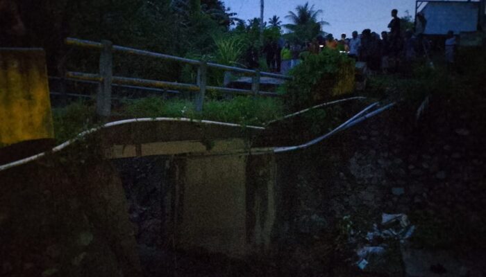 Jembatan Penghubung Paguat-Dengilo Ambruk Diterjang Banjir, Akses Warga Putus Total