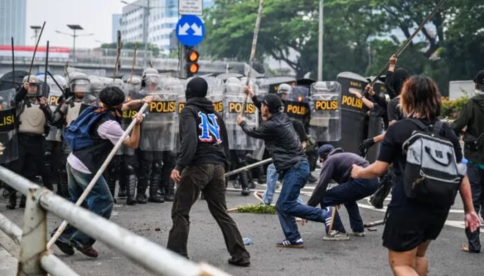 Ricuh Demo Tunjangan DPR Rp50 Juta, Belasan Ditangkap