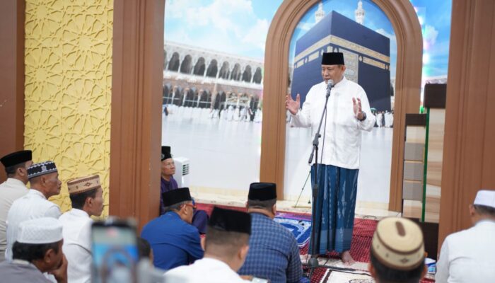 Tarawih di Masjid Darul Arqam, Gubernur Gusnar Umumkan Proyek Embarkasi Haji dan Penguatan Ekonomi Gorontalo
