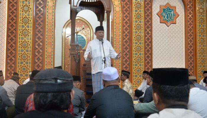 Tarawih Perdana di Masjid Baiturrahim, Gubernur Gusnar Ajak Warga Perbanyak Ibadah dan Syukuri Ramadan