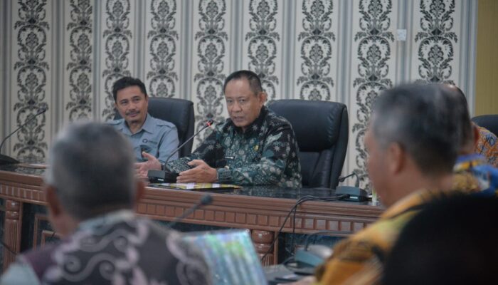 Rapat Evaluasi APBD 2026, Gubernur Gusnar Perintahkan OPD Amankan Stok Pangan dan BBM Jelang Ramadan