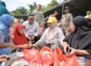 Gubernur Gusnar dan Wagub Idah Layani Warga di Pasar Murah Ramadan Dembe