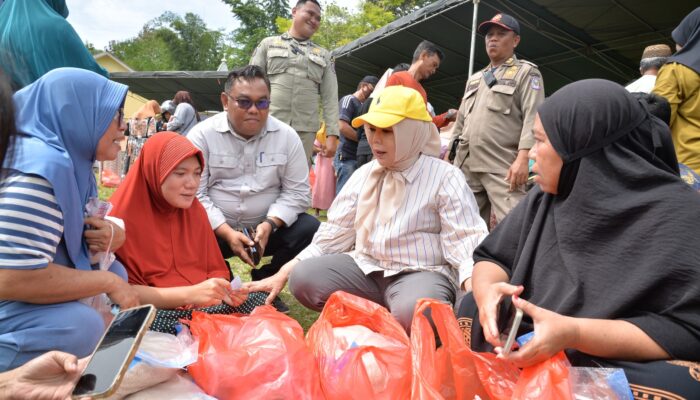 Gubernur Gusnar dan Wagub Idah Layani Warga di Pasar Murah Ramadan Dembe