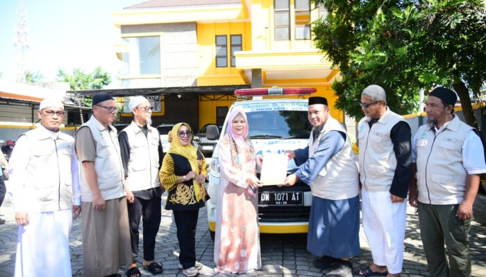 Idah Syahidah Rusli Habibie Serahkan Ambulans untuk Dukung Layanan Sosial Wahdah Islamiyah Gorontalo